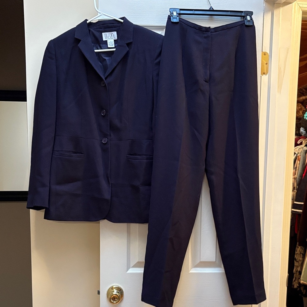 Ann Taylor Loft suit Navy blue Blazer and Pants size 2 Like New. Fully lined.